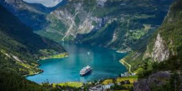 Il Fiordo di Geirangerfjord che ispirò Frozen: tra incanto e sostenibilità