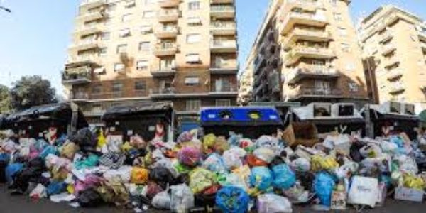 Roma: affonda nei rifiuti e nella puzza; scarica barile tra la Raggi e Zingaretti