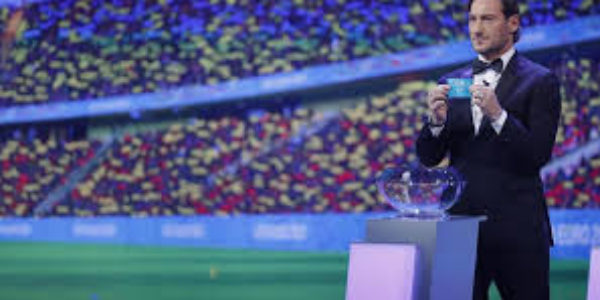 Calcio, Sorteggio Nazionale: Yes, we can! Totti porta fortuna all’Italia