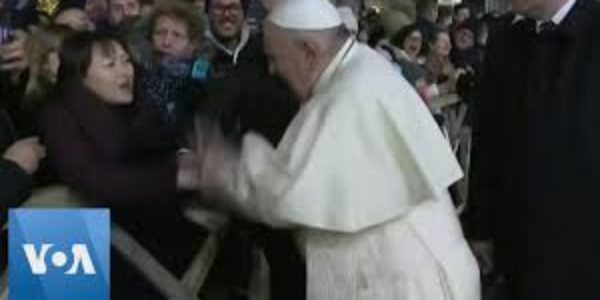 Papa Francesco e il gesto di stizza verso la fedele: “Anche io perdo la pazienza”