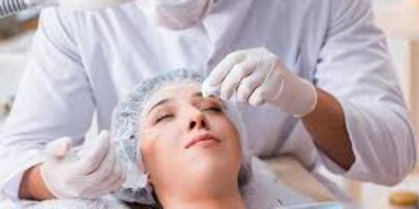 Chirugia estetica: il “ritocchino”, allarme per gli adolscenti