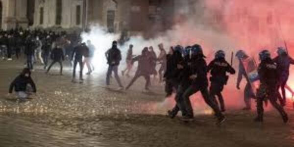 Roma: ancora scontri contro il nuovo dpcm Conte