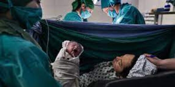 Donna/”Afghana”: la nascita tra le macerie