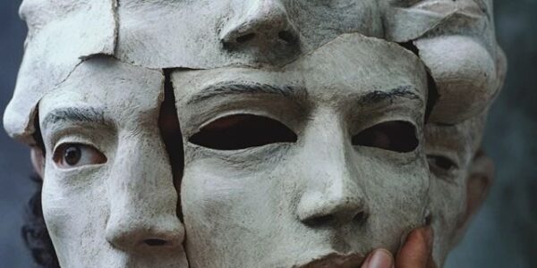 Teatro/Quando la maschera diventa identità