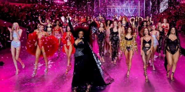 Moda: Victoria’s Secret torna in passerella, ma il pubblico è cambiato